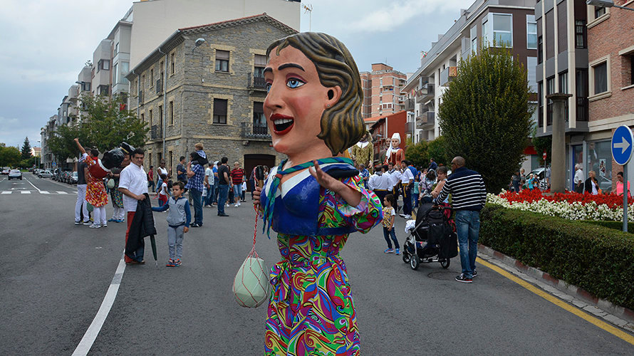 La Comparsa De Gigantes Y Cabezudos Se Hace Con Las Calles De Villava