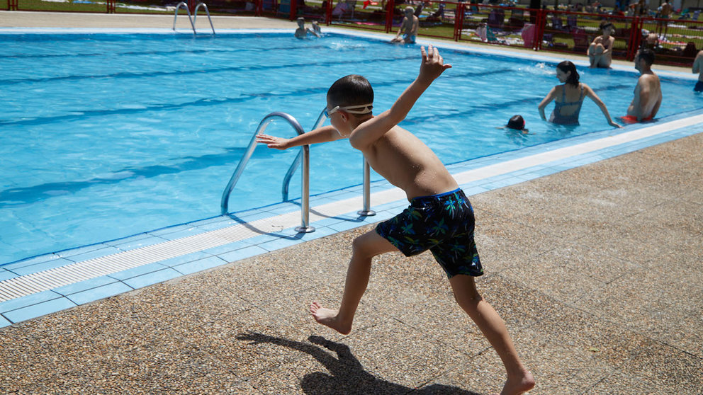 Primera ola de calor de 2022 en una piscina de Pamplona. IÑIGO ALZUGARAY