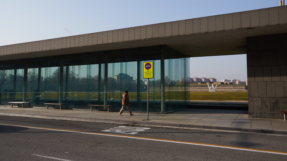 Lugar de estacionamiento prohibido y vigilado con multa automática frente a la estación de autobuses de Pamplona. IÑIGO ALZUGARAY