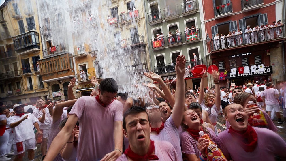 El ambiente por las calles de Pamplona en los momentos posteriores al Chupinazo que ha dado el inicio a las Fiestas de San Fermín 2023. IÑIGO ALZUGARAY