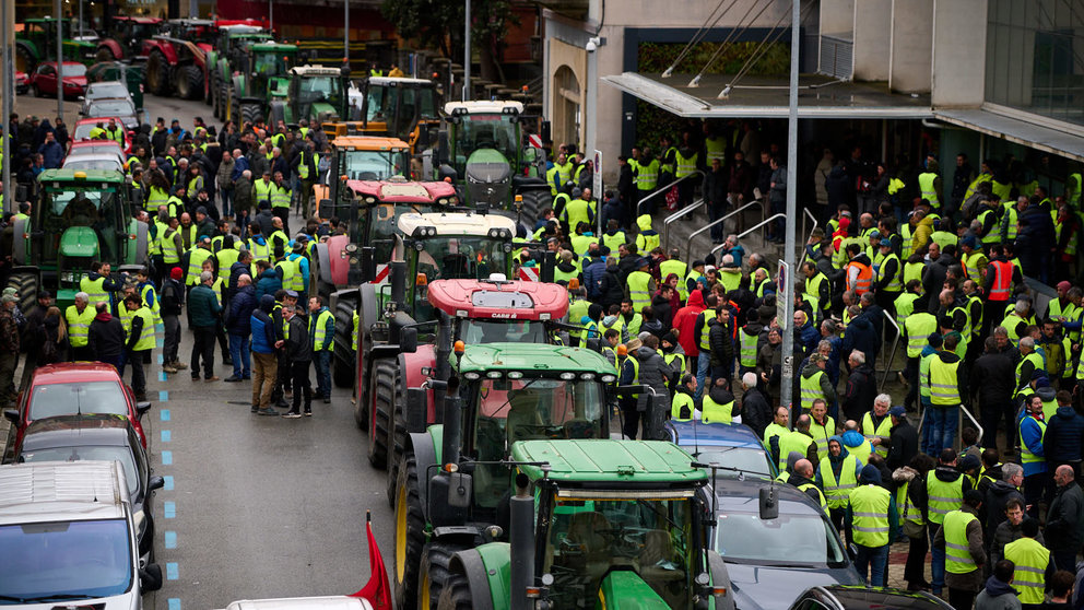 Tractores aparcan en la puerta de la Consejería de Medio Ambiente durante el cuarto día de protestas. PABLO LASAOSA