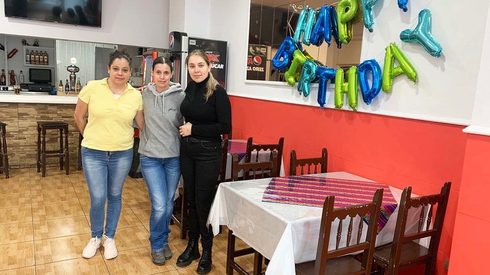 Las hermanas Mayela, Mirna y Alma Rosa Ramos en el restaurante Antojitos El Grillo de Pamplona. Navarra.com