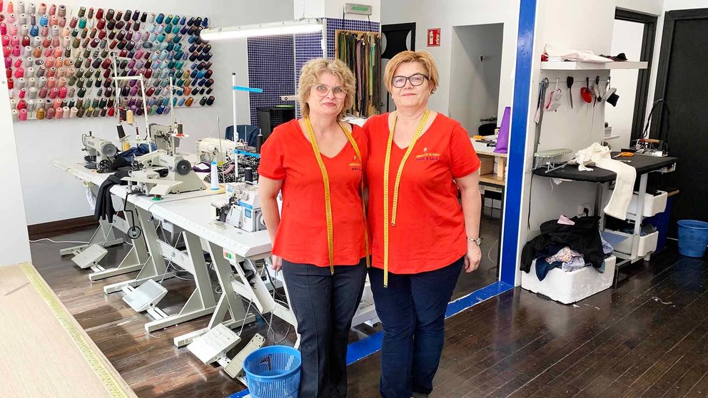 Iulia Diac y Mina Lungu en su tienda de arreglos de ropa en Pamplona. Navarra.com