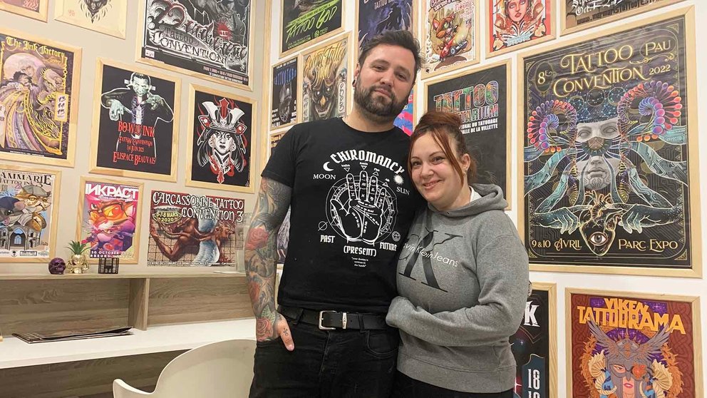 David Gómez y Niki Barai en su estudio de tatuajes la Gata Negra en la calle Tudela 17 de Pamplona. Navarra.com