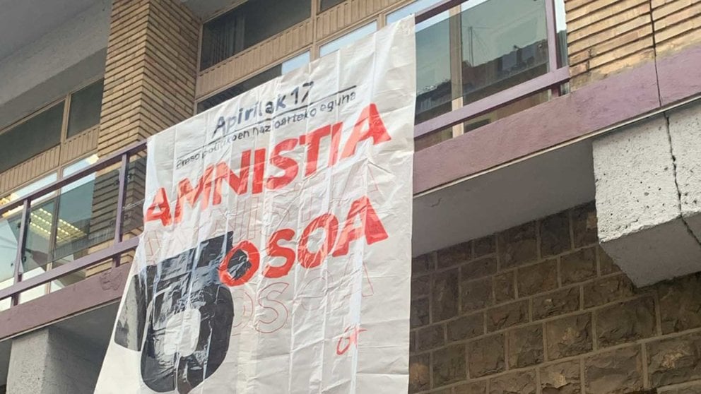 Una pancarta de apoyo a los presos de ETA en un edificio público del Gobierno de Navarra. CEDIDA