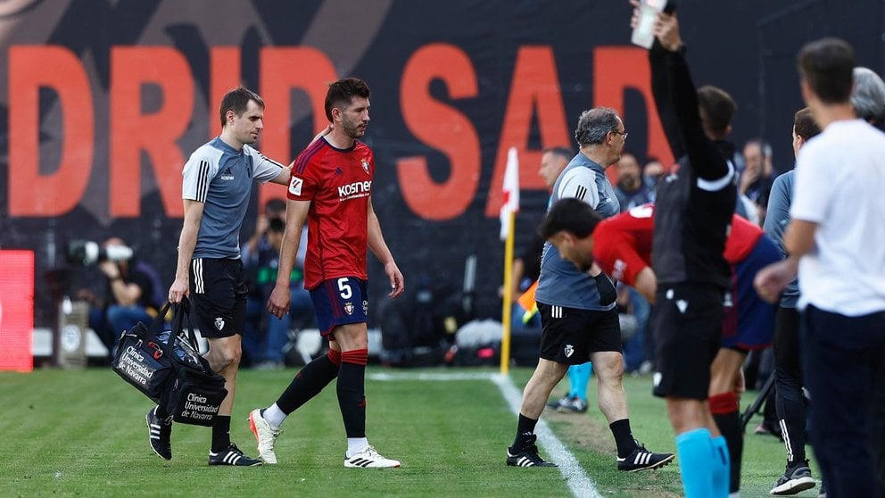 El defensa del Osasuna David García sale lesionado este sábado, durante el partido de la jornada 32 de LaLiga EA Sports, en el Estadio Vallecas de Madrid. EFE/ Rodrigo Jiménez