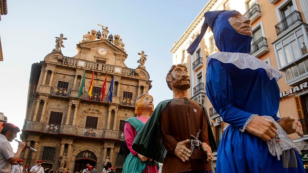 Imagen de archivo de los gigantes de San Jorge en el Ayuntamiento de Pamplona. PABLO LASAOSA