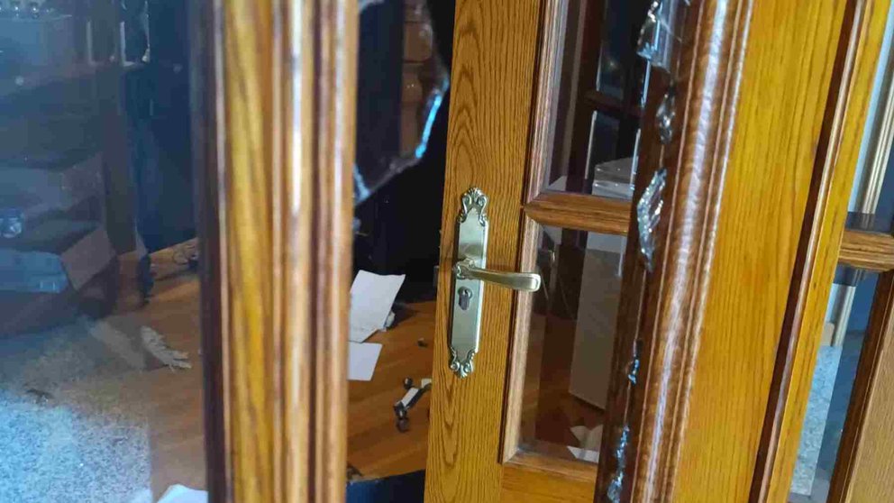 Los ladrones rompieron el cristal de una puerta para colarse dentro del hotel. GUARDIA CIVIL