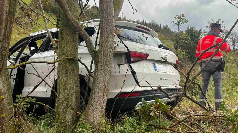El coche cayó por un barranco de 25 metros y quedó encajado en el árbol. POLICÍA FORAL