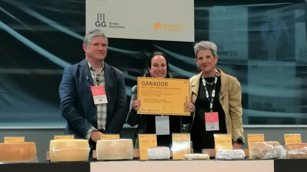 Silvia Lázaro, de la Granja El Moro de Figarol recoge el premio al Mejor Queso de España en la categoría queso de cabra curado de leche pasteurizada. CEDIDA