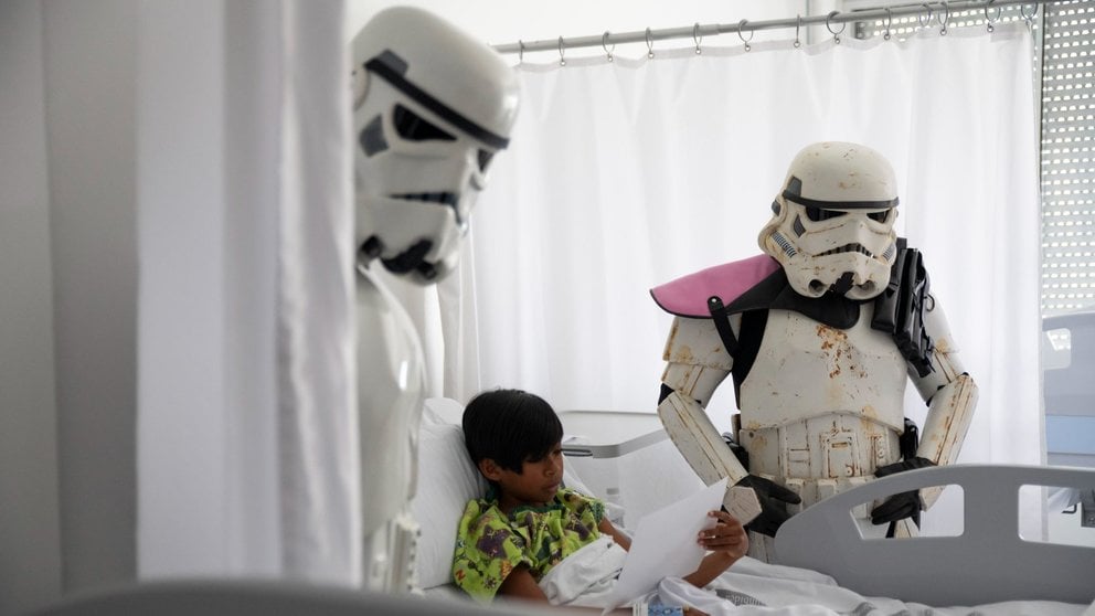 Personajes de Star Wars visitan a niños con cáncer ingresados en el Hospital Universitario de Navarra. GOBIERNO DE NAVARRA