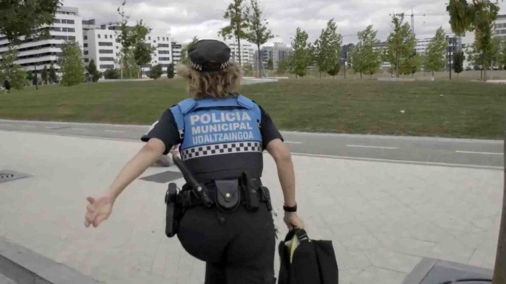 Una agente de la Policía Municipal de Pamplona corre para atender una llamada de emergencia. POLICÍA MUNICIPAL DE PAMPLONA