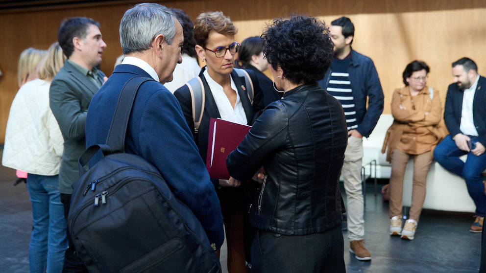 María Chivite, Óscar Chivite e Inmaculada Jurío antes del Pleno del Parlamento de Navarra. IÑIGO ALZUGARAY