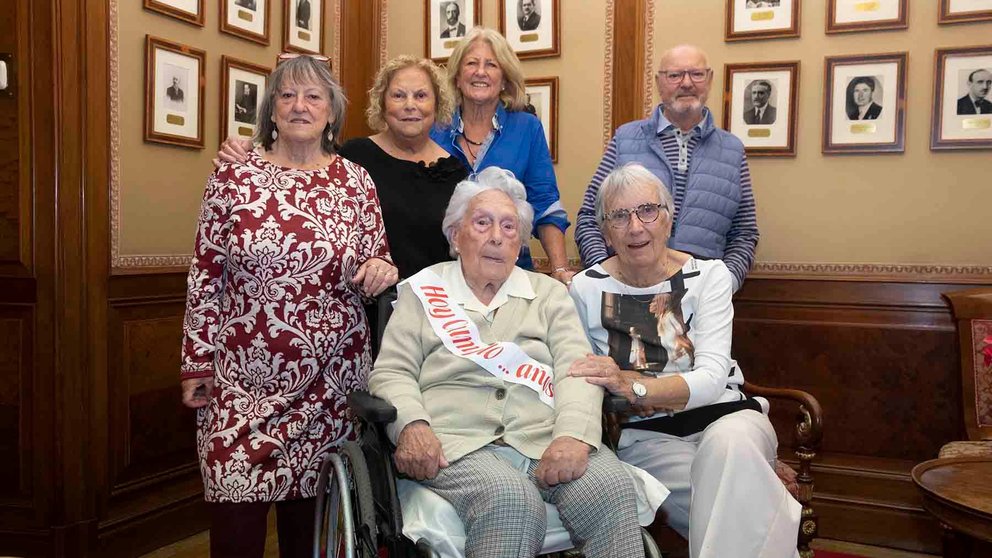 Tere San Román visitó el Ayuntamiento de Pamplona por su 100 cumpleaños. AYUNTAMIENTO DE PAMPLONA