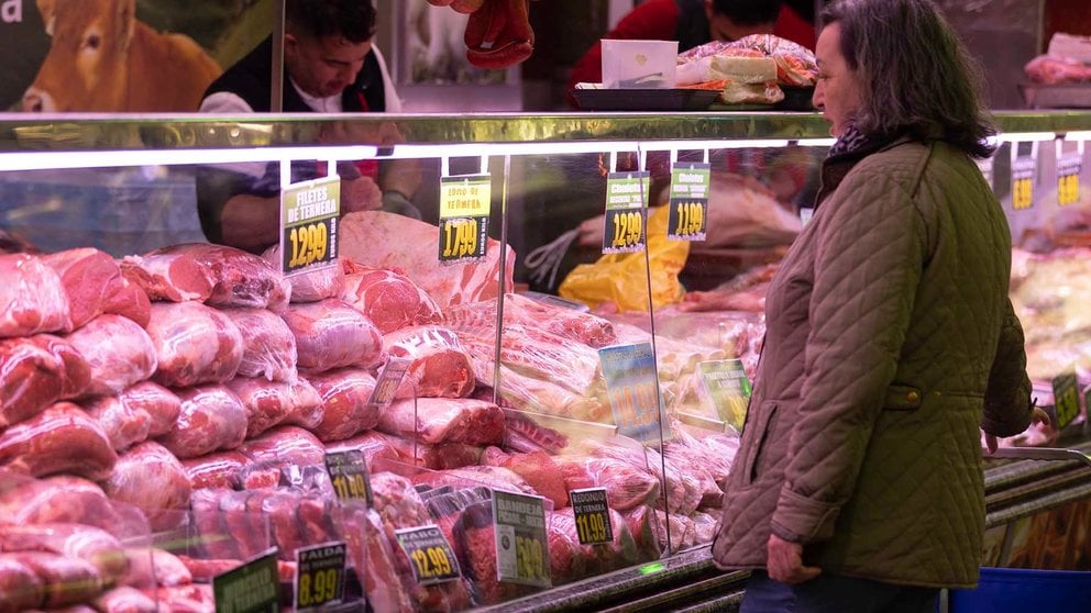 Piezas de ternera expuestas en la carnicería de un mercado. EDUARDO PARRA / EUROPA PRESS