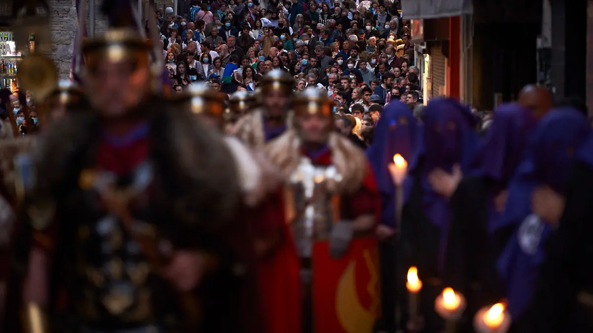 Cientos de personas celebran la tradicional procesi&oacute;n de Viernes Santo 2022 en Pamplona. PABLO LASAOSA