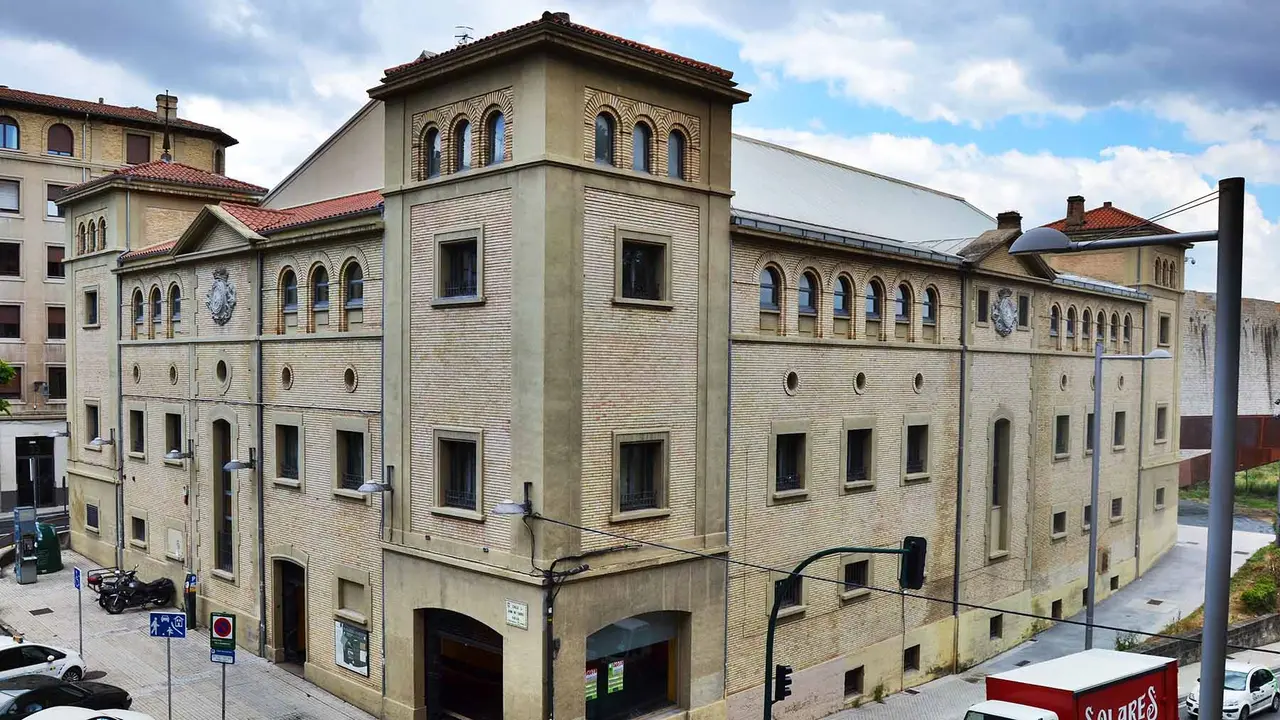 Imagen del edificio del front&oacute;n de Labrit. AYUNTAMIENTO DE PAMPLONA