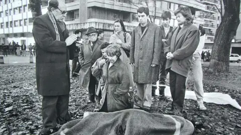 María Luis Ayuso, la viuda de Juan Atarés arrodillada ante el cadáver de su marido en la Vuelta del Castillo.