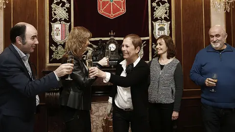 La presidenta del Gobierno de Navarra, Uxue Barkos, brinda con el vicepresidente econ&oacute;mico del Ejecutivo foral, Manu Ayerdi (i), en presencia de Ana Ollo (2i), consejera de Relaciones Ciudadanas e Institucionales, Jos&eacute; Luis Mendoza (d), consejero de Educaci&oacute;n y Ana Herrera (2d) de Cultura, Deporte y Juventud, durante la celebraci&oacute;n hoy del tradicional brindis navide&ntilde;o con los medios de comunicaci&oacute;n. EFE/Jes&uacute;s Diges