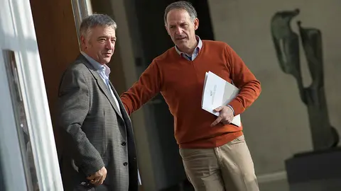 Los portavoces de EH Bildu y Geroa Bai en el Parlamento de Navarra, Adolfo Araiz (d) y Koldo Mat&iacute;nez (i), respectivamente. EFE/Villar L&oacute;pez