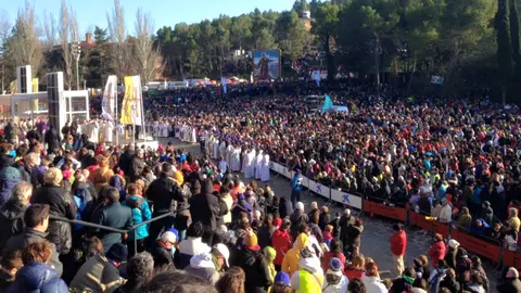 Un momento de la multitudinaria Javierada de 2016 en la explanada del castillo 