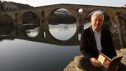 *A: JOSE CARLOS CORDOVILLA  *F: 08/02/2005 *P: JAVIER DIAZ HUDER                  *L: PUENTE LA REINA *T: AUTOR DEL LIBRO  &#34;UN PUENTE PARA EL CAMINO&#34;