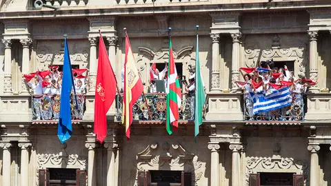 Balc&oacute;n del Ayuntamiento de Pamplona con la ikurri&ntilde;a colocada durante el Chupinazo por el alcalde Joseba Asir&oacute;n durante San Ferm&iacute;n en los Sanfermines de 2015. PABLO LASAOSA.