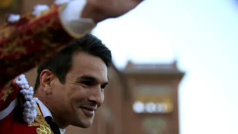 El diestro Jos&eacute; Mar&iacute;a Manzanares sale a hombros por la puerta grande tras la Corrida de la Beneficencia, vig&eacute;simo s&eacute;ptima de la feria de San Isidro, en la que compartieron cartel con el franc&eacute;s Sebasti&aacute;n Castella, hoy en la Monumental de Las Ventas, en Madrid. EFE/Zipi