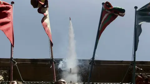 La ikurri&ntilde;a onde&oacute; en la fachada del Ayuntamiento de Pamplona en San Ferm&iacute;n durante el Chupinazo de los Sanfermines de 2015 colocada por Bildu. REUTERS (3)