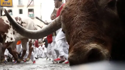 Un toro de la ganader&iacute;a de N&uacute;&ntilde;ez del Cuvillo a su paso por la curva de Mercaderes durante el s&eacute;ptimo encierro de los sanfermines 2016.EFE.Javier Liz&oacute;n (9)