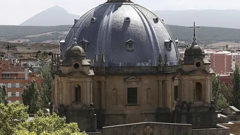 Exterior del Monumento a los Caídos, en Pamplona, donde se encuentran los restos mortales enterrados en su cripta de dos de los generales que protagonizaron el golpe militar de 1936 Emilio Mola y José Sanjurjo. EFE/Jesús Diges