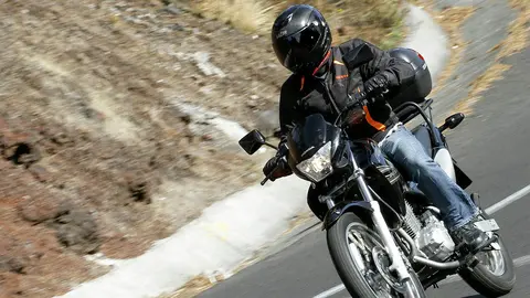 Imagen de un motorista circulando por una carretera navarra. ARCHIVO