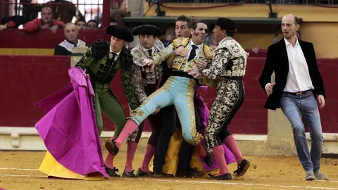 El diestro Juan Jos&eacute; Padilla, tras ser cogido en la faena a su primer toro, de la ganader&iacute;a N&uacute;&ntilde;ez del Cuvillo, durante la corrida de la Feria del Pilar de Zaragoza, celebrada en el coso de La Misericordia, en la que ha compartido cartel con Morante de la Puebla y Alejandro Talavante. EFE/Javier Cebollada