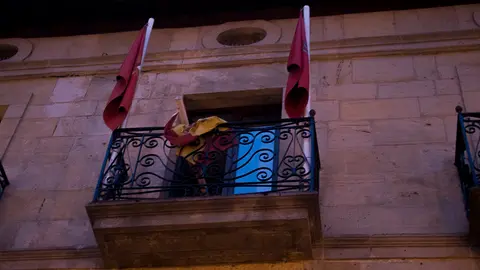 Retirada de la bandera de España del consistorio alsasuarra. PABLO LASAOSA 02