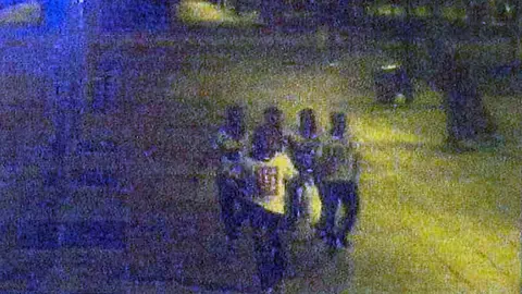 Los detenidos de la presunta violación de San Fermín camina por la avenida Roncesvalles.