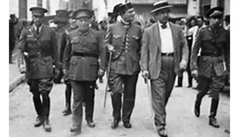 Sanjurjo, a su derecha su hijo Justo, y a su izquierda de civil el general García de la Herrán, por las calles de Sevilla el 10 de agosto de 1932 .