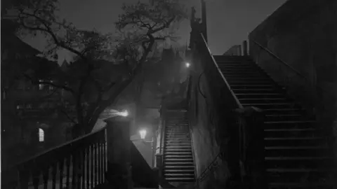 una Praga, que podría recordar, por qué no, a cierta Pamplona de Taconeras truculentas. JOSEF SUDEK 2