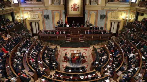 El Rey Felipe VI junto a la Reina Letizia y sus hijas, la Princesa de Asturias, Leonor, y la Infanta Sofía, han presidido la ceremonia de apertura de las Cortes en la XII Legislatura en el Congreso de los Diputados.EFE.