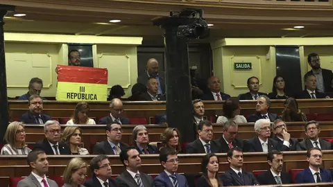 El senador navarro de IU, I&ntilde;aki Bernal, ha mantenido desplegada una bandera republicana en lo alto del hemiciclo del Congreso durante el discurso del Rey Felipe VI. EFE/J.J.Guill&eacute;n