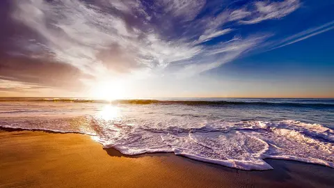 Amanecer a la orilla de una playa ARCHIVO