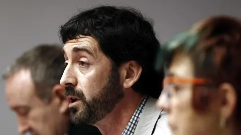 GRA210. PAMPLONA, 11/03/2016.- El director general de Paz y Convivencia del Gobierno foral, &Aacute;lvaro Baraibar, ha indicado que tratar&aacute; de "reparar el da&ntilde;o causado" a todas las v&iacute;ctimas que han sufrido vulneraciones de derechos humanos, tanto a las v&iacute;ctimas de ETA, como del franquismo y de motivaci&oacute;n pol&iacute;tica. As&iacute; lo ha manifestado durante su comparecencia ante el Parlamento de Navarra, en la que ha expuesto sus l&iacute;neas prioritarias y la planificaci&oacute;n de su trabajo, que buscar&aacute; "espacios de encuentro entre diferentes". El director ha indicado que todas las v&iacute;ctimas "tienen derecho a la verdad, sin exclusiones" sin buscar "compensar unas violencias con otras". EFE/Jes&uacute;s Diges