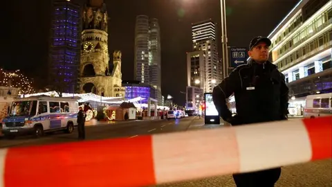 Un cami&oacute;n atropella en Berl&iacute;n a decenas de personas. REUTERS. EL ESPA&Ntilde;OL2