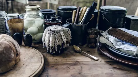 Tarros y utensilios en una cocina