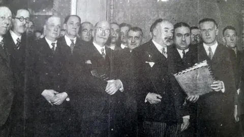 El 21 de diciembre de 1933 el alcalde republicano de San Sebastián, Fernando Sasiain (a la derecha) entrega al presidente del Congreso de los Diputados, Santiago Alba, un ejemplar del Estatuto Vasco plebiscitado.
