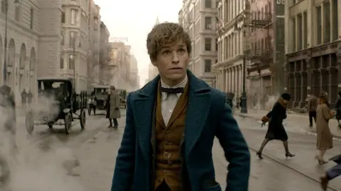 Eddie Redmayne en su papel de Newt Scamander, protagonista de Animales fantásticos y donde encontrarlos.