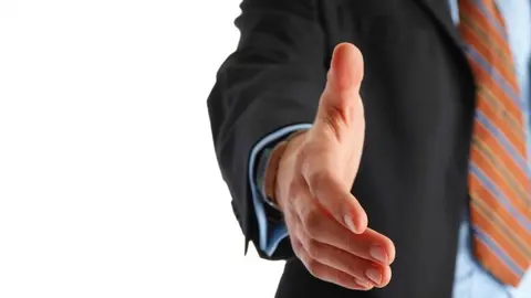 Un hombre se dispone a dar un apret&oacute;n de manos. ARCHIVO