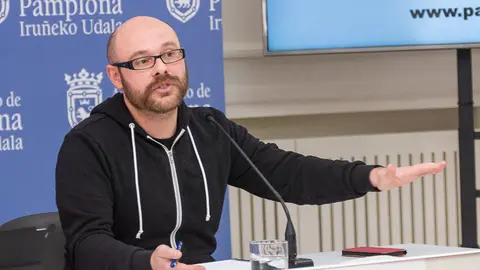 Los concejales Aritz Romeo y Armando Cuenca presentan la propuesta de Ordenanza municipal de Movilidad de Pamplona. I&Ntilde;IGO ALZUGARAY