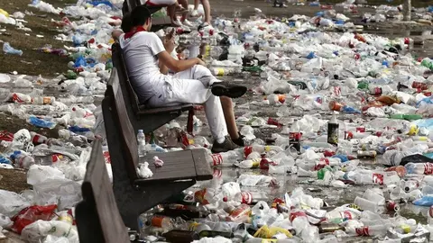 Kilos de basura en la Plaza del Castillo durante los sanfermines. EFE