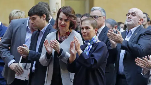 La presidenta del Gobierno de Navarra, Uxue barkos (d), la presidenta del Parlamento Ainhoa Azn&aacute;rez (3d) y el presidente de la Federaci&oacute;n de Municipios y Concejos, Pablo Azcona ((i) durante el homenaje a v&iacute;ctimas de 'violencia pol&iacute;tica'. EFE/Villar L&oacute;pez