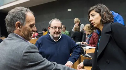 Adolfo Araiz habla con Jose Miguel Nuin y Laura P&eacute;rez. PABLO LASAOSA